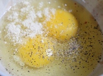 step2: 雞蛋與雞粉/黑胡椒攪拌均勻成為蛋汁
