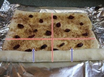 step2: 冷凍酥皮稍微解凍後, 4張擺成上下左右後, 接縫處用擀麵棍壓緊. 並均勻的鋪上<span class="group_2">內餡</span>後捲起