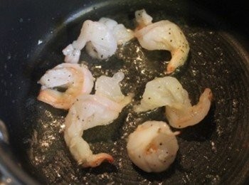 step3: 蝦子去腸泥後, 頗半. 用少許的鹽巴/黑胡椒調味後煎熟