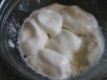 step2: 無糖豆漿與棉花糖攪拌均勻後, 用微波爐加熱1分鐘待棉花糖溶化