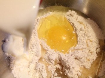 step2: 將<span class="group_1">鬆餅粉</span>與<span class="group_2">濕性材料</span>全部一起攪拌均勻. ** 我只有加3/4杯的鮮奶, 因為我喜歡厚一點的鬆餅, 所以麵糊調的比較稠 若喜歡薄一點的, 鮮奶量可以多加, 麵糊稀一點煎出來就比較薄 ** 麵糊拌勻就好, 攪拌過度會讓鬆餅口感變差 如果麵糊中還有小顆的麵粉顆粒, 沒關係, 這是好吃鬆餅的秘訣