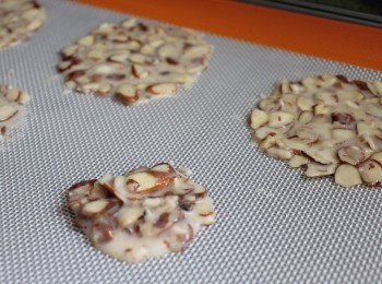 step3: 烤盤內鋪上烘培紙或矽膠墊. 舀入適量的麵糊, 用湯匙盡量攤平 ** 麵糊的厚薄與大小盡量一致, 可避免烤時受熱不均的情形