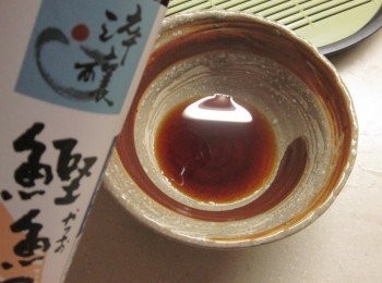 step5: 取一碗倒入淬釀日式和風醬油露 _ 靜岡鰹魚,放上作法4.炸豆腐,灑上葱花即可上桌.