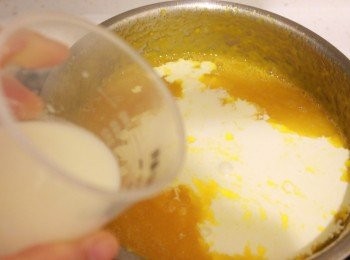 step5: 加入鮮奶油，牛奶，糖(1/2杯)及鹽。