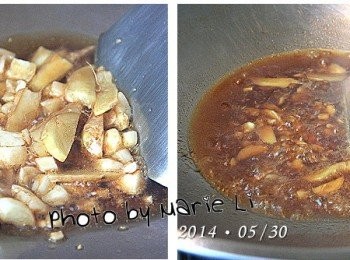 step3: 起油鍋，先燒乾鍋內水份
倒進適量的麻油，薑片與蒜末入鍋爆香
米酒、蠔油、糖、和少許鹽入鍋拌勻