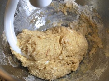 step5: 邊攪拌邊慢慢加入2~3大匙牛奶，確定每次麵團完全吸收後才可繼續加