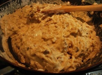 step8: 將粉漿加進鍋中，轉小火邊煮邊攪拌至稠糊幾乎可成團的程度