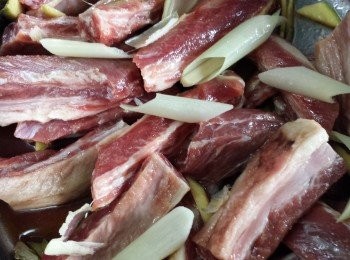 step3: 將牛肋條放入煲內，再加入熱水至蓋過牛肋條