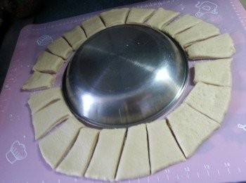 step7: 先用個大碟吸個圓型,圍邊分別切成小塊