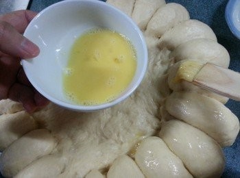 step10: 再將雞蛋漿掃在圍邊的麵團上