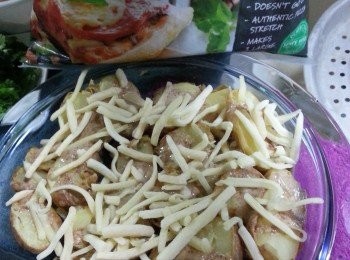 step3: 舖上芝士碎波3分鐘至芝士金黃即可