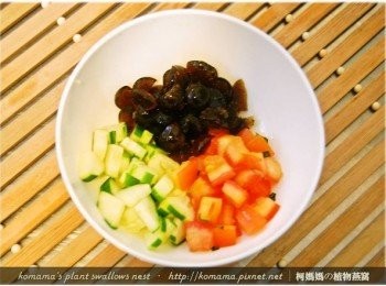 step3: 將小黃瓜、番茄與黑木耳QQ圓，分切成丁狀後備用。