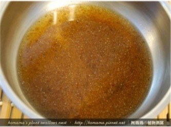 step2: 先將黑木耳養生露倒入鍋中，以小火加熱至稍微沸騰。