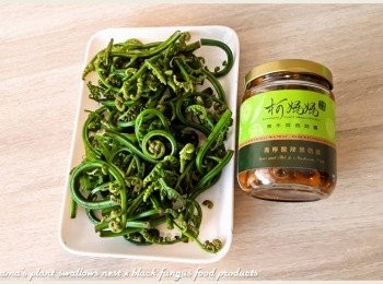 step1: 準備過貓、青檸酸辣黑菇醬與白芝麻等料理<span class="group_1">食材</span>。