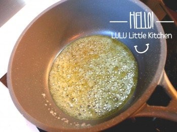 step2: 將水及糖加入小窩內，開小火煮成焦糖，期間不需要攪拌