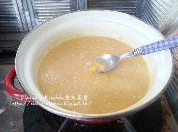 step6: 再加入蛋液 , 少許鹽 , 胡椒粉調味拌勻煮至杰身成粟米汁