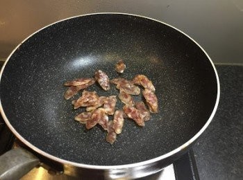 step3: 用中火先炒香蒜蓉同臘腸