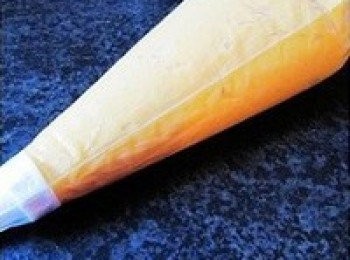 step10: 烤箱預熱；烤盤鋪上烘焙紙，將麵糊裝入裱花袋