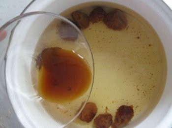 step1: <span class="group_2">梅子浸漬汁</span>：將水700cc加入湯鍋放入冰糖、話梅後煮沸熄火放涼，加入梅子醋後移至冰箱冷藏。