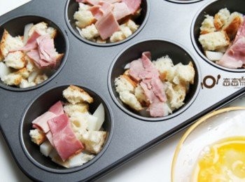 step2: 馬鈴薯圓片放入模型中，再將馬鈴薯的小塊塊平均分配置於模型中，依序再放入麵包丁、火腿片。