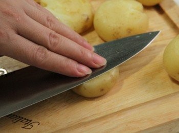 step2: 用刀面將馬鈴薯壓扁。