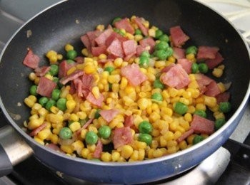step2: 鍋加熱放入培根片與洋蔥炒香，加入豌豆、玉米拌炒入味起鍋，稍涼後拌入美乃滋與芥末籽醬。