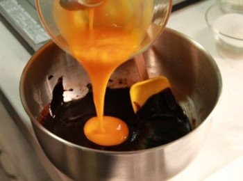 step2: 將巧克力、無鹽奶油、鮮奶油一起倒入鋼盆，隔水加熱溶化後，再分次將蛋黃加入乳化拌勻，最後再加入香橙酒拌勻。