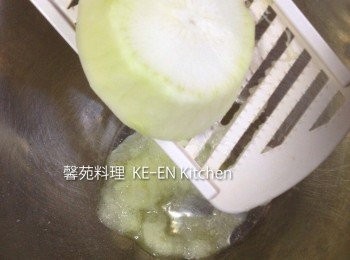 step5: 白蘿蔔磨成泥狀、瀝乾水分