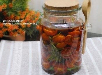 step5: 5.味道濃郁也超實用【油漬蕃茄】就完成囉。
平時煮義大利搭配些風味超棒ˊ做油醋沙拉或麵包抹醬也可ˊ
剩下的橄欖油後續料理也都方便再運用。