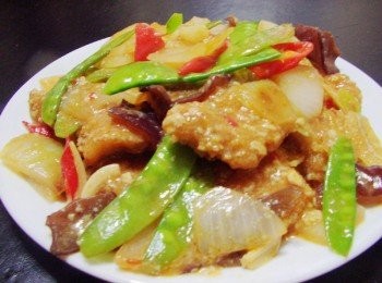 step6: 8.最後將拌炒好的時蔬及醬汁淋於炸好的魚塊上就完成囉~