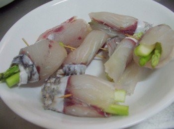 step4: 全部魚片和蘆筍完成後放於盤上