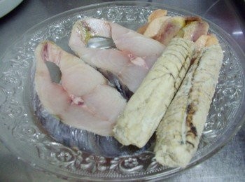 step1: 先準備好所需<span class="group_1">材料</span>ˊ吐魠魚卵取下ˊ魚片處理乾淨ˊ 真空包裝魚卵完成退冰ˊ確實擦乾水份。 然後表面抹上少許鹽備用。