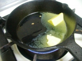 step6: 步驟6利用步驟5悶煮時間ˊ先將鑄鐵鍋燒熱並加入奶油
