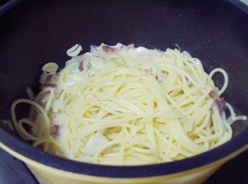 step4: 將煮約7~8分熟的義大利撈起和炒料醬汁拌勻ˊ用中小火讓其入味收汁