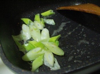 step2: 熱鍋後放入少許油先爆香蔥白