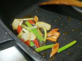 step1: 先準備好所需<span class="group_1">材料</span>ˊ魚去篩鳃處理好ˊ擦乾多餘水份ˊ 在魚身兩面各劃上斜刀ˊ抹上少許米酒和鹽ˊ 薑片ˊ蔥段ˊ辣椒切成適當大小備用 準備好煎鍋ˊ加入油2大匙ˊ將薑片ˊ蔥段ˊ辣椒ˊ依序爆香ˊ然後先盛盤備用