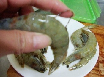 step3: 挑除腸泥ˊ一方面乾淨衛生ˊ另一方面也幫助後續拌炒更入味