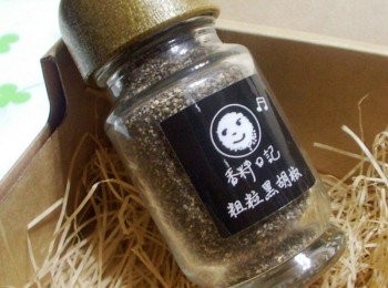 step9: 香料的種類一樣ˊ但品質好壞真的有差ˊ尤其那新鮮氣味ˊ 真是一聞就知道。這次使用{香料共和國}黑胡椒粒ˊ 那新鮮香味完全不輸現磨。