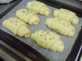 step5: 再灑上黑白芝麻ˊ送入已經預熱好烤箱ˊ180度c烘烤18~20分鐘即可