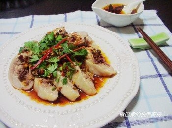 step6: 將步驟4大雞腿切片擺盤ˊ<span class="group_2">調味</span>拌勻淋上ˊ再灑上酌量香菜辣椒絲即可