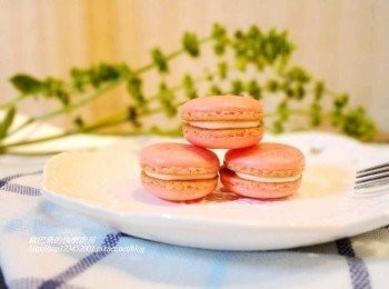 step7: 成功與否最大關鍵取決於馬卡龍麵糊是否確實烘乾ˊ 如果在尚未烘乾即進烤箱ˊ表面容易裂開。 PS:另外提供一點小方法ˊ也可先將烤箱預熱至180度cˊ 然後關掉烤箱ˊ利用餘溫先確實悶烘乾ˊ(約6~8分鐘) 再度啟動烤箱以140度c烘烤至出現蕾絲邊ˊ(約5分鐘) 再將溫度調降至120度c續烤15分鐘ˊ這是比較保險方法。 因為每個人用的烤箱不一樣ˊ溫度多少有落差ˊ 還是要自己觀察才是最安全保險方式喔。 希望大家都能一試就成功^^