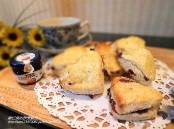 step6: 整型麵團時切勿過度揉拌ˊ麵團過度揉拌ˊ 或揉的次數太多太光滑ˊ相對司康蓬鬆和層次口感就越減低喔。 喜歡的趕緊試試看^^