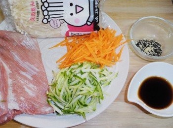 step1: 1.先準備好所需<span class="group_1">材料</span>紅蘿蔔ˊ小黃瓜ˊ刨絲，
金針菇去除根部掰開，松板豬雙面灑上<span class="group_2">調味</span>，
<span class="group_3">醬汁</span>先拌勻備用。(如不嗜辣ˊ香辣醬省略)