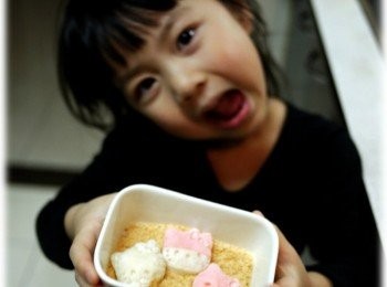 step5: 撒上花生糖粉，就是少油健康、好看又好吃的炸小湯圓嘍～