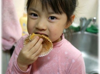 step10: momo：也可以把麵糊倒入杯子蛋糕模做成杯子蛋糕，當早餐或是野餐時更方便一人一個喔