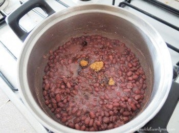 step4: 当水蒸发至快干时，把火候开大然后分3次加入3汤匙的黑糖，不断的搅拌。（甜度自行调整）