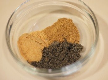 step6: 蓋上鍋蓋，保持小火續煎。將內餡三種<span class="group_1">材料</span>混合備用。