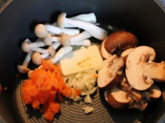 step1: 少許奶油爆香蒜末, 菇類, 跟紅蘿蔔絲