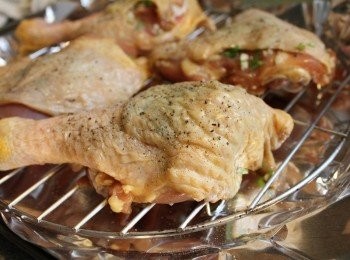 step2: 烤盤上放烤架, 在把醃好的雞腿放置烤架上, 表面灑上少許的鹽巴跟黑胡椒粉, 用烤箱180度C 或 375度F 烤30-35分鐘