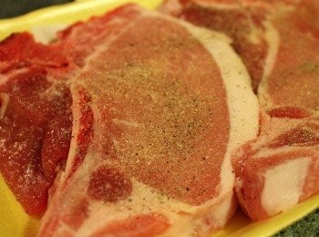 step2: 豬排灑上鹽巴/黑胡椒做基本調味